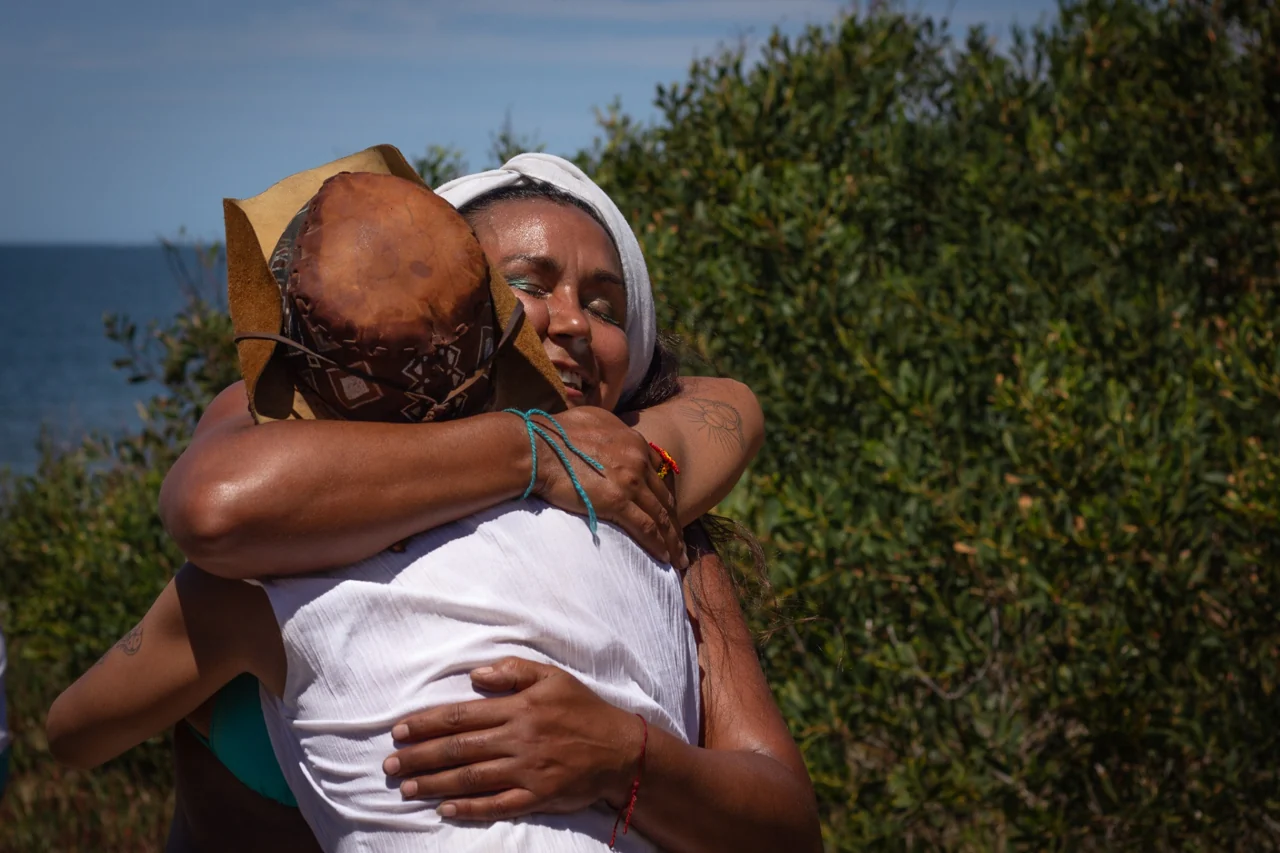 Abrazo junto al mar
