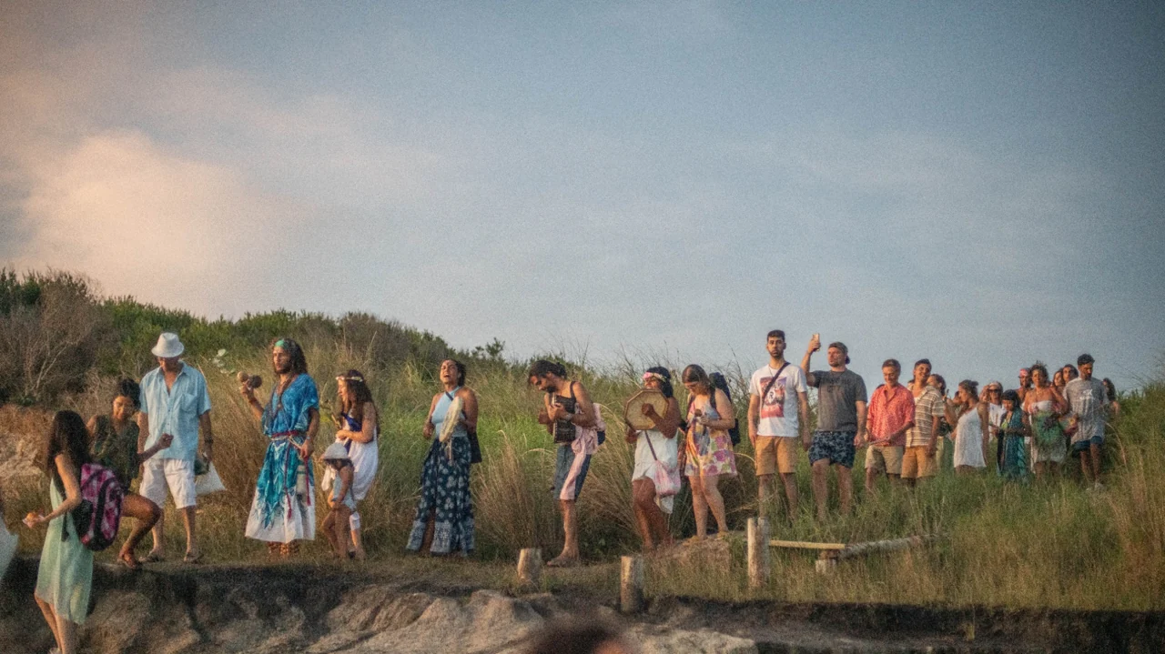 The community heading to the ocean
