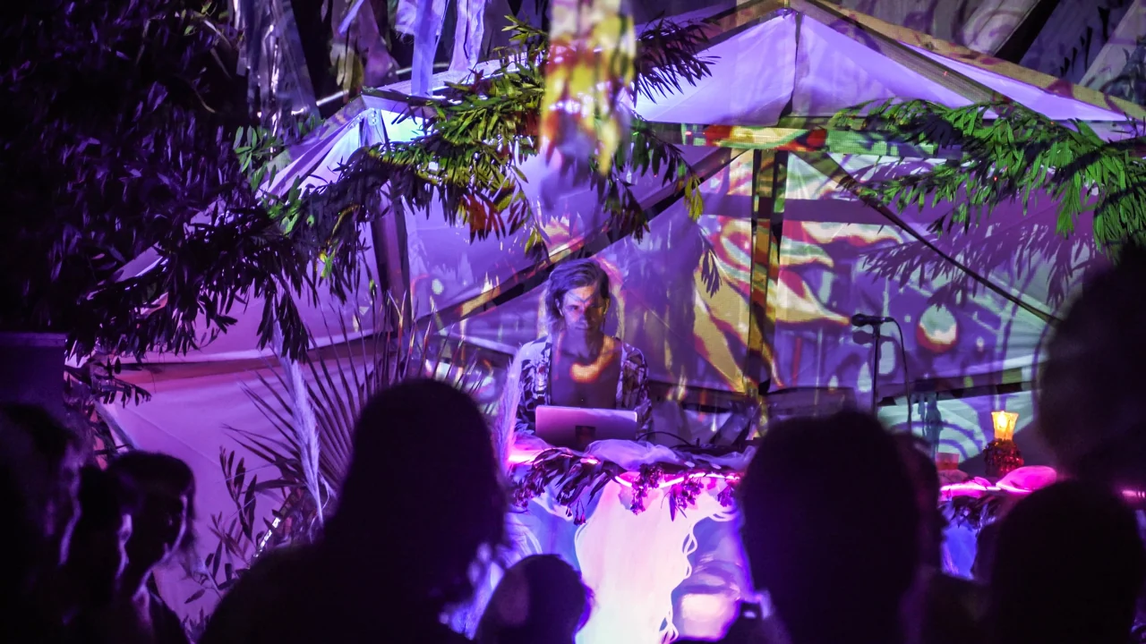 Electronic music and dancing among the trees at Iemanjá 2025