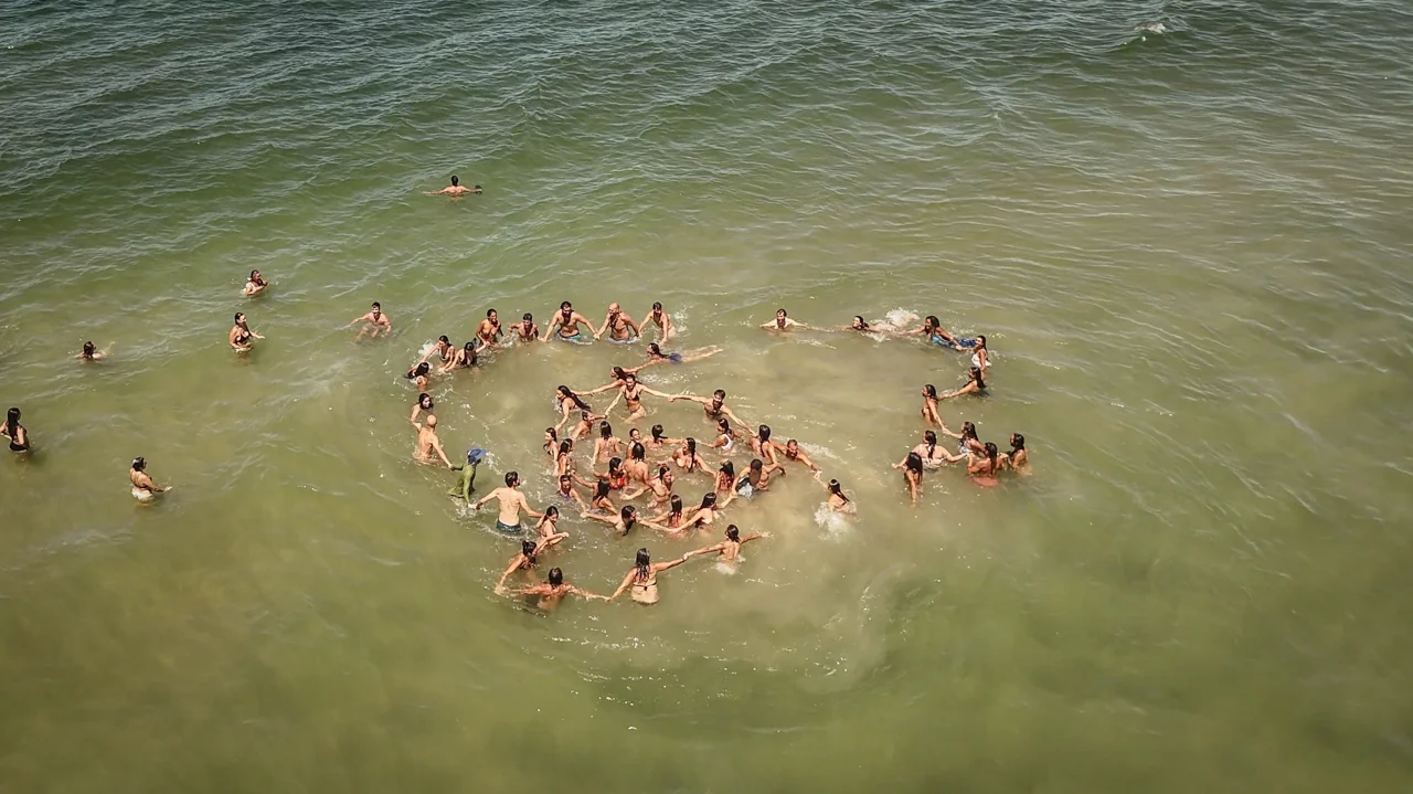 Personas reunidas en el mar durante un ritual de Iemanjá Festival
